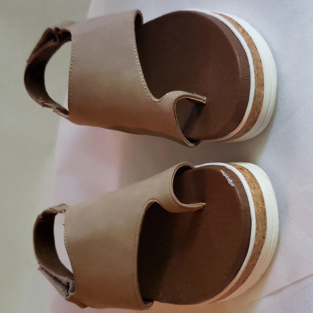 Adrienne Vittadini Sport Beige Summer Sandals 7.5 - Picture 3 of 15